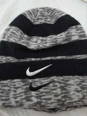 Nike Dual Swoosh Beanie Striped Heathered Gray/Black Boys Youth